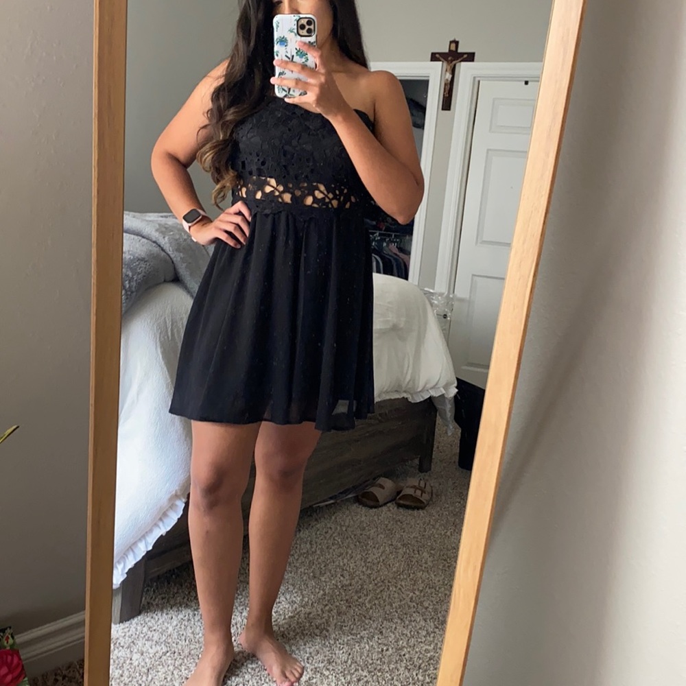 Flowy back dress with cutout